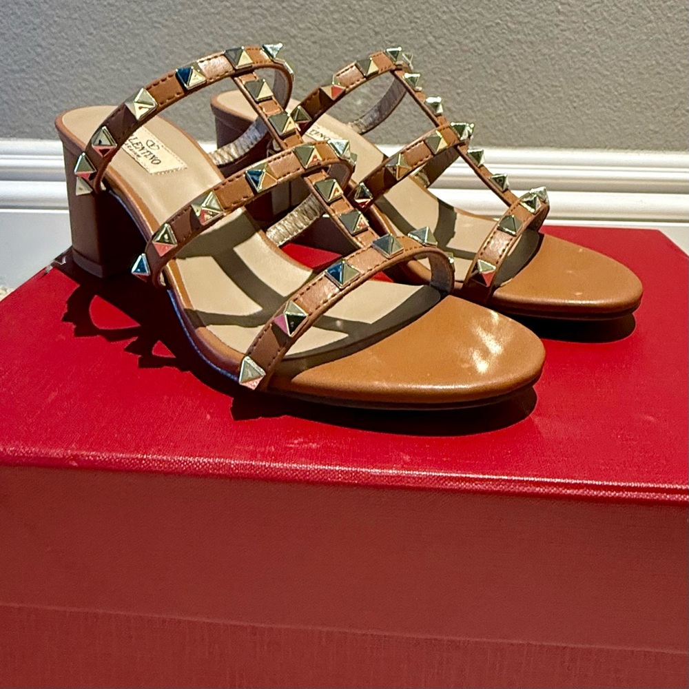 Valentino Garavani Rockstud Calfskin Leather Slide Sandals 60 mm — Almond, EU 36